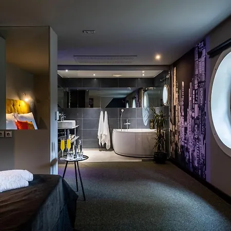 Marina Hotel na wodzie 2*